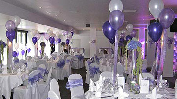 Hochzeit.Tischdekoration mit Ballons 